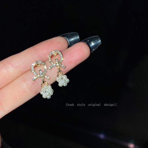 925 silver needle geometric inlaid diamond pearl net red temperament small earrings simple fashion personality trendy earrings
925 silver needle geometric inlaid diamond pearl net red temperament small earrings simple fashion personality trendy earrings