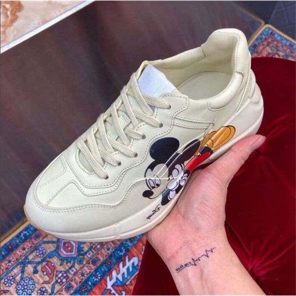 Casual shoes Dlive 2021 Designer Rhyton Sneakers Beige Men Trainers Vintage Luxury Chaussures Ladies Shoes with Box Size 35-46, Color 3
Casual shoes Dlive 2021 Designer Rhyton Sneakers Beige Men Trainers Vintage Luxury Chaussures Ladies Shoes with Box Size 35-46, Color 3