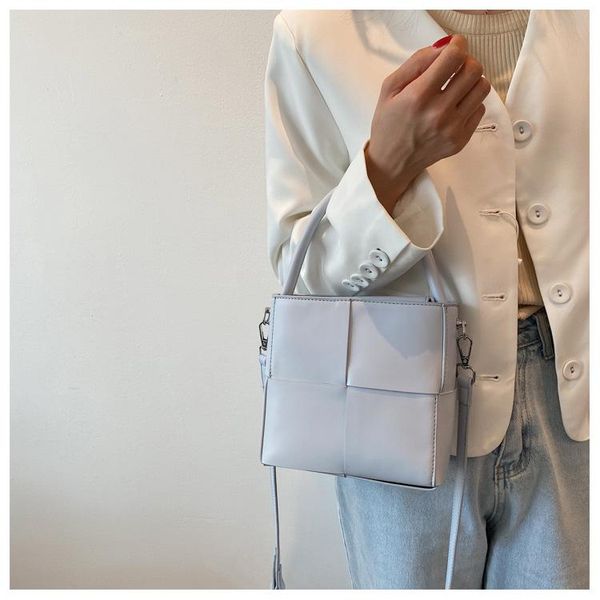 cross body women's pu leather crossbody bag with short handles 2021 fashion bucket korean simple small shoulder handbags and purses
cross body women's pu leather crossbody bag with short handles 2021 fashion bucket korean simple small shoulder handbags and purses
