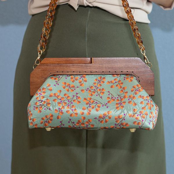 evening bags 2021 simple style women print color wooden frame purse acrylic handle chain materaial kit cross body messenger
evening bags 2021 simple style women print color wooden frame purse acrylic handle chain materaial kit cross body messenger