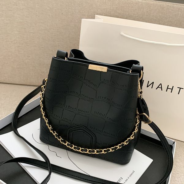spring and summer popular small women's new fashion texture portable messenger versatile one shoulder bucket bag
spring and summer popular small women's new fashion texture portable messenger versatile one shoulder bucket bag