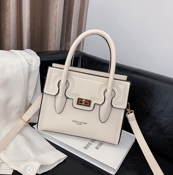 cross body handbag 2021 autumn/winter female bag fashion foreign embroidered thread trendy lady messenger bags
cross body handbag 2021 autumn/winter female bag fashion foreign embroidered thread trendy lady messenger bags