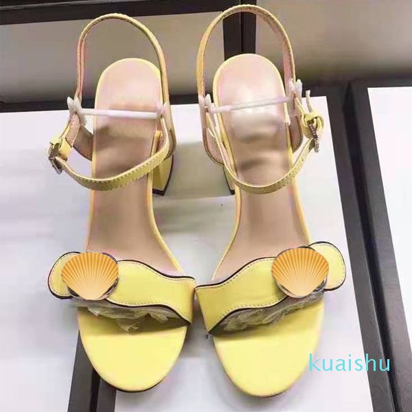29/5000 mid-heel ladies sandal chunk heel fashion metal clasp sandal women beach shoe large 35-42, Black 
29/5000 mid-heel ladies sandal chunk heel fashion metal clasp sandal women beach shoe large 35-42, Black
