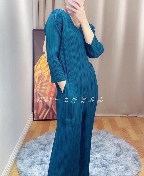 shirt miyake style pure color v-neck fashion fold pocket jumpsuits wide-legged pants, White;black
shirt miyake style pure color v-neck fashion fold pocket jumpsuits wide-legged pants, White;black