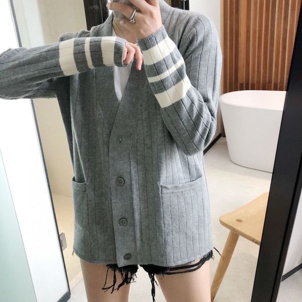 tb women's sweater short small coat v-neck 2021 spring and autumn new style external pit strip wool knitted cardigan trend, White;black
tb women's sweater short small coat v-neck 2021 spring and autumn new style external pit strip wool knitted cardigan trend, White;black