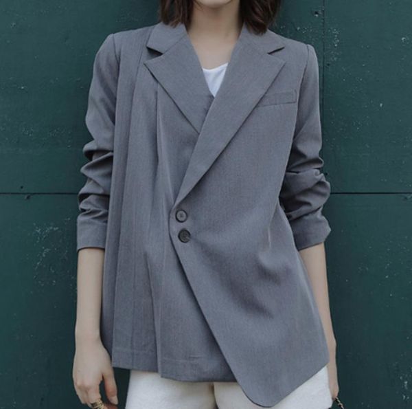 elegant 2021 autumn women asymmetrical blazer loose single-breasted gray casual korean bleted back pleated coat women's suits & blazers, White;black
elegant 2021 autumn women asymmetrical blazer loose single-breasted gray casual korean bleted back pleated coat women's suits & blazers, White;black