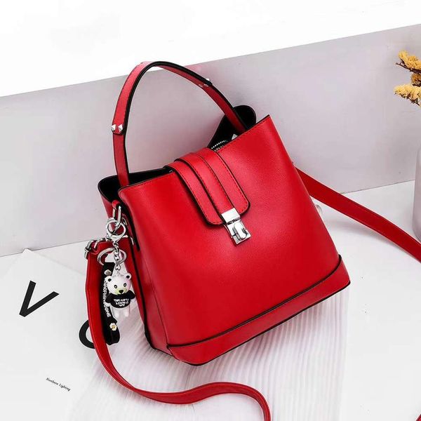 bucket bag 2021 women's commuting shoulder large capacity comfortable portable msenger
bucket bag 2021 women's commuting shoulder large capacity comfortable portable msenger