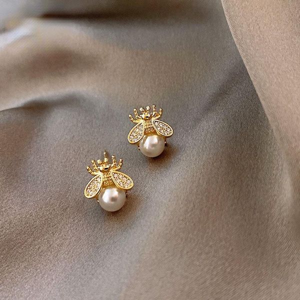 stud 2021 simple and luxurious pearl woman's earrings fashion design sense bee insect korean women jewelry sexy, Golden;silver
stud 2021 simple and luxurious pearl woman's earrings fashion design sense bee insect korean women jewelry sexy, Golden;silver