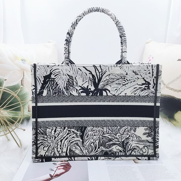 2021 fashion ladies designer bags luxury handbag handbags knitted embroidery shoulder bag two-tone embroidery
2021 fashion ladies designer bags luxury handbag handbags knitted embroidery shoulder bag two-tone embroidery