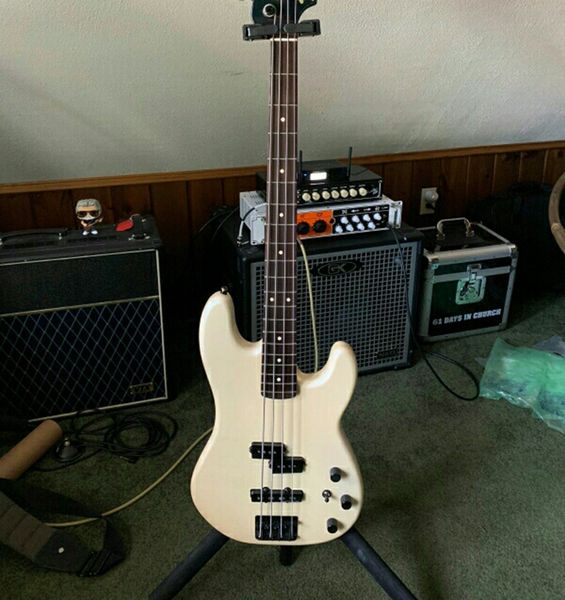 custom 4 strings duff mckagan precision bass white electric guitar skull neck plate, black hardware, rosewood fingerard, dot inlay
custom 4 strings duff mckagan precision bass white electric guitar skull neck plate, black hardware, rosewood fingerard, dot inlay