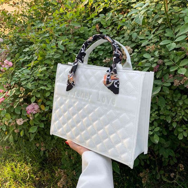 2022 factory wholesale fashion lingge handbag summer commuting temperament women's bag large capacity fashionable foreign style tote ba
2022 factory wholesale fashion lingge handbag summer commuting temperament women's bag large capacity fashionable foreign style tote ba