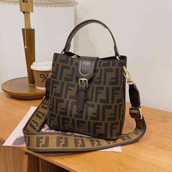 2022 factory wholesale new model popular printed women's simple and versatile one shoulder diagonal bucket bag
2022 factory wholesale new model popular printed women's simple and versatile one shoulder diagonal bucket bag