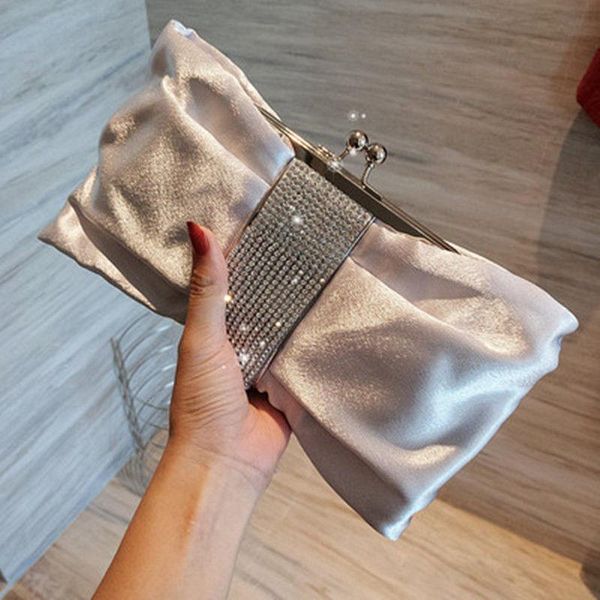 evening bags ladies luxury crystal diamond bowknot bright dating party clutch fashion button removable chain mobile phone messenger purses
evening bags ladies luxury crystal diamond bowknot bright dating party clutch fashion button removable chain mobile phone messenger purses