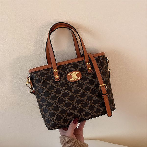 designer bags 2021 new vegetable basket single shoulder messenger bag printed arc bucket simple and fashionable han wanghong
designer bags 2021 new vegetable basket single shoulder messenger bag printed arc bucket simple and fashionable han wanghong