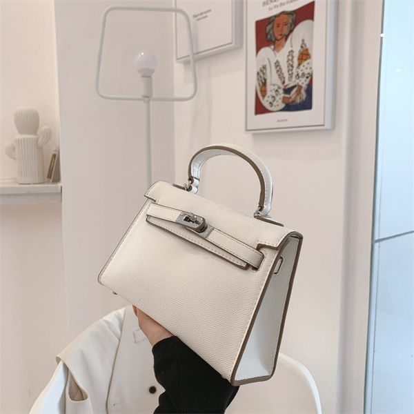 70% off factory store new print kelly silver buckle hand one shoulder slant span bag 
70% off factory store new print kelly silver buckle hand one shoulder slant span bag