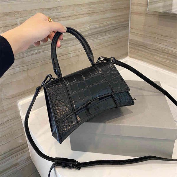 women's hourglass 2021 crocodile leather cowhide graffiti hand bag one shoulder messenger bag
women's hourglass 2021 crocodile leather cowhide graffiti hand bag one shoulder messenger bag