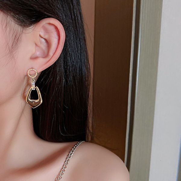 925 silver needle geometric inlaid diamond pearl earrings fashion fashion design simple metal earrings personalized earrings for women
925 silver needle geometric inlaid diamond pearl earrings fashion fashion design simple metal earrings personalized earrings for women