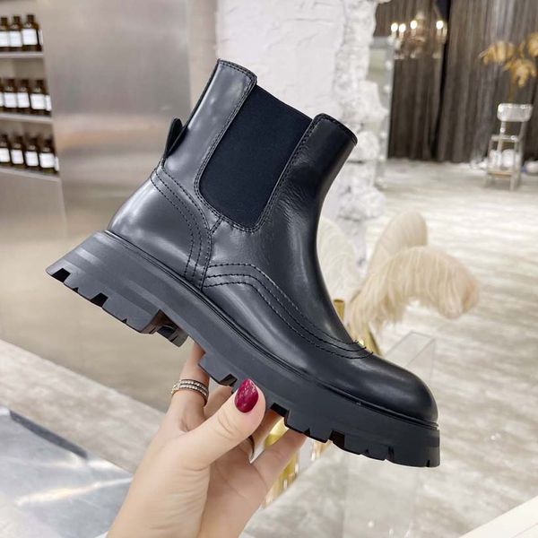 latest women designer boots martin desert boot bottes open-edge beaded cowhide upper silk cow lining non-slip wear-resistant rubber outsole, Black
latest women designer boots martin desert boot bottes open-edge beaded cowhide upper silk cow lining non-slip wear-resistant rubber outsole, Black
