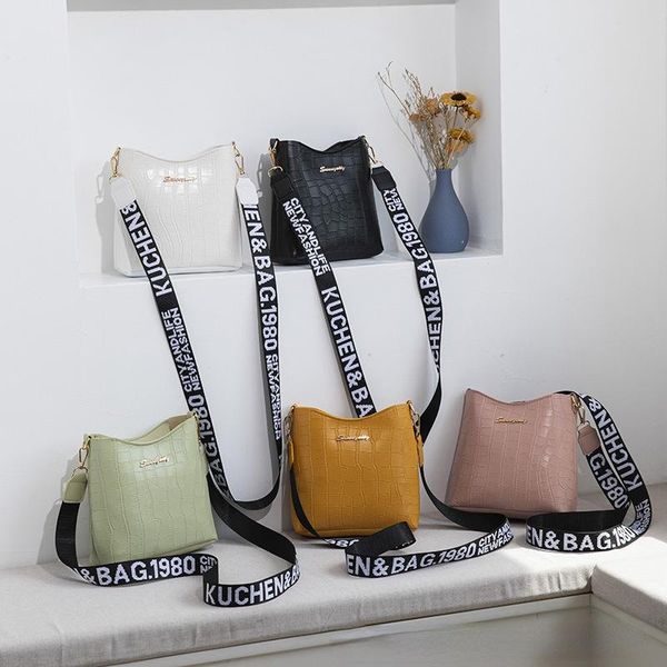 evening bags 2021 women's bag classic retro bucket high-capacity reticule wide shoulder strap single messenger pu
evening bags 2021 women's bag classic retro bucket high-capacity reticule wide shoulder strap single messenger pu