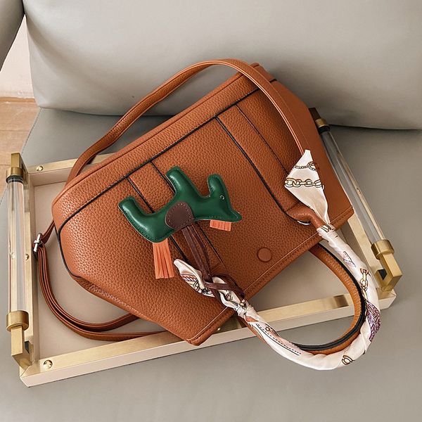 luxury handbags texture garden bag 2021 new women's versatile portable single shoulder messenger tote shopping bucket bag
luxury handbags texture garden bag 2021 new women's versatile portable single shoulder messenger tote shopping bucket bag