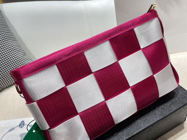 2021 autumn and winter new fashion women shoulder bags classic chessboard knitting handbags solid nylon famous luxury designers size:25*15cm
2021 autumn and winter new fashion women shoulder bags classic chessboard knitting handbags solid nylon famous luxury designers size:25*15cm