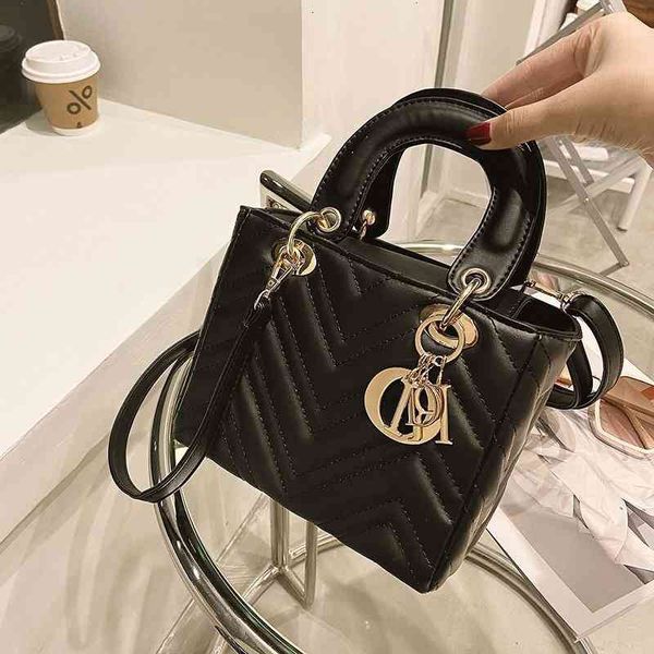 hand fashion women's embroidered thread single shoulder 2020 new lingge daifei messenger bag
hand fashion women's embroidered thread single shoulder 2020 new lingge daifei messenger bag