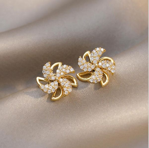 2021 fashion luxury stud female windmill design rotatable party earrings inlaid with zircon shiny jewelry gifts for lovers, Golden;silver
2021 fashion luxury stud female windmill design rotatable party earrings inlaid with zircon shiny jewelry gifts for lovers, Golden;silver