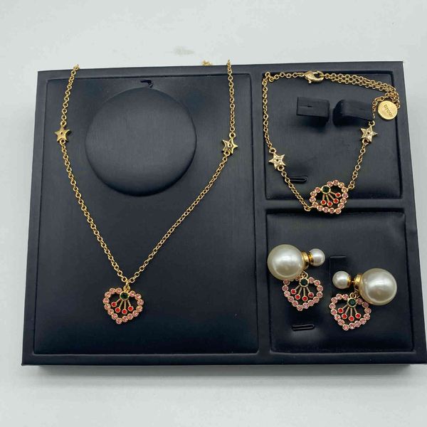 2021 new designer 2021 star pearl color diamond earrings female family love temperament high version bracelet necklace, Golden
2021 new designer 2021 star pearl color diamond earrings female family love temperament high version bracelet necklace, Golden