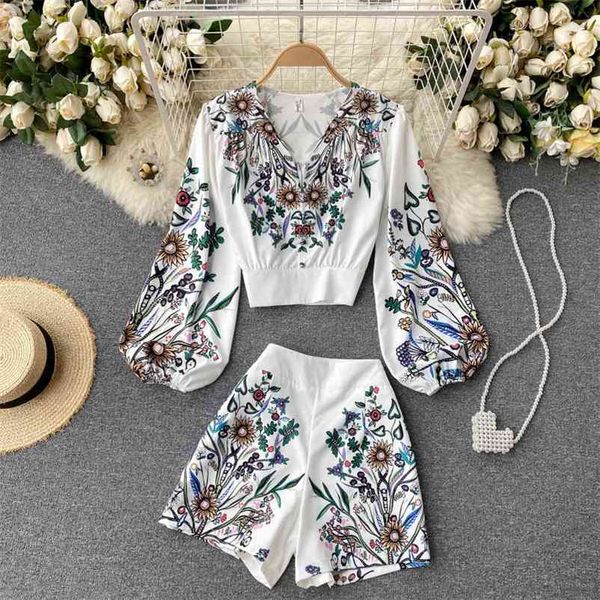 spring summer vacation suit for women long sleeve retro print short shirts + high waist pants two piece set outfit 210519, White
spring summer vacation suit for women long sleeve retro print short shirts + high waist pants two piece set outfit 210519, White