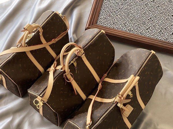 handbag 2021 fashion for men and women high-quality travel duffle bags luggage handbags zipper large capacity sport bag size 45*27*20
handbag 2021 fashion for men and women high-quality travel duffle bags luggage handbags zipper large capacity sport bag size 45*27*20