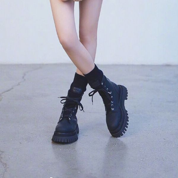 autumn and winter platform martin boots leisure thick bottom real leather ankle boot men women round toe short botas runway temperament shoe, Black
autumn and winter platform martin boots leisure thick bottom real leather ankle boot men women round toe short botas runway temperament shoe, Black