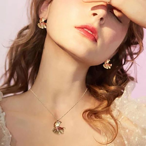vintage fashion gold short women ginkgo leaf pendant alloy necklace metallic monochrome choker collares de moda 2021@xl chokers, Golden;silver
vintage fashion gold short women ginkgo leaf pendant alloy necklace metallic monochrome choker collares de moda 2021@xl chokers, Golden;silver