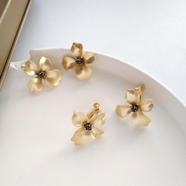 stud korean simple beautiful stereo matte metal flower tud earrings temperament fashion girl women's accessories ear clip jewelry, Golden;silver
stud korean simple beautiful stereo matte metal flower tud earrings temperament fashion girl women's accessories ear clip jewelry, Golden;silver