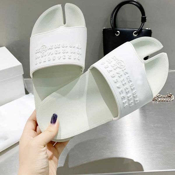 2021 mens and womens split toe flat slippers sandals italian designers exclusive customization couples travel beach flip flops non slip wear, Black
2021 mens and womens split toe flat slippers sandals italian designers exclusive customization couples travel beach flip flops non slip wear, Black