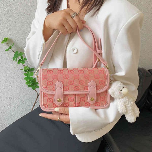 2022 latest luggage factory wholesale saddle spring and summer printed messenger women's trendy style single shoulder
2022 latest luggage factory wholesale saddle spring and summer printed messenger women's trendy style single shoulder