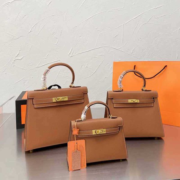 2022women bag palm grain calf genuine leather handbag shoulder bags hardware belt purse with silk ribbon nice desig
2022women bag palm grain calf genuine leather handbag shoulder bags hardware belt purse with silk ribbon nice desig