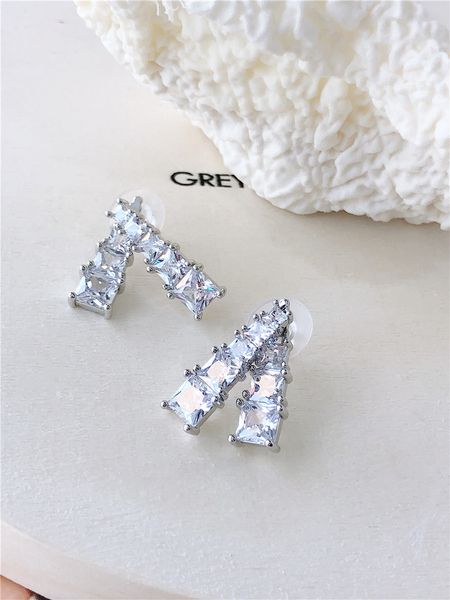 fashionable and exquisite stud commuting diamond earrings temperament full of diamonds silver needles are not allergic to jewelry, Golden;silver
fashionable and exquisite stud commuting diamond earrings temperament full of diamonds silver needles are not allergic to jewelry, Golden;silver