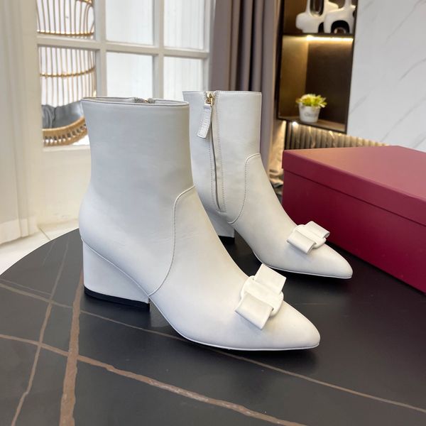 2021 autumn and winter brand shoes designer leather black and white luxury classic ladies short boots, Red;white
2021 autumn and winter brand shoes designer leather black and white luxury classic ladies short boots, Red;white