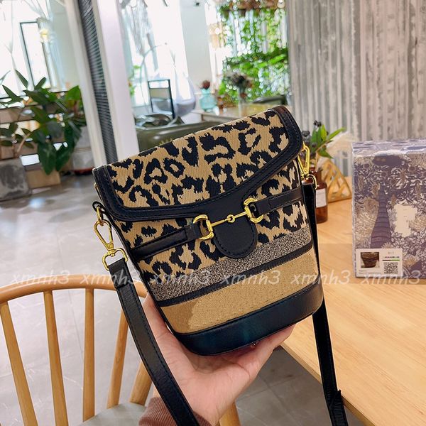 designer mini bucket bag 2021 shoulder bags luxury woman fashion messenger size: 18*15cm
designer mini bucket bag 2021 shoulder bags luxury woman fashion messenger size: 18*15cm
