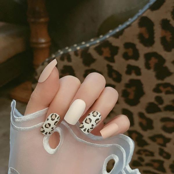false nails characteristic frosted leopard pattern mid-length fake square head full cover fingernails showing hands white, Red;gold
false nails characteristic frosted leopard pattern mid-length fake square head full cover fingernails showing hands white, Red;gold