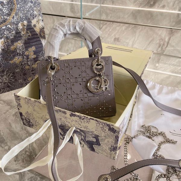 2021 high version summer new silk drill princess bag gold button lingge portable messenger fashion women's bag gift box crossbody bag y
2021 high version summer new silk drill princess bag gold button lingge portable messenger fashion women's bag gift box crossbody bag y