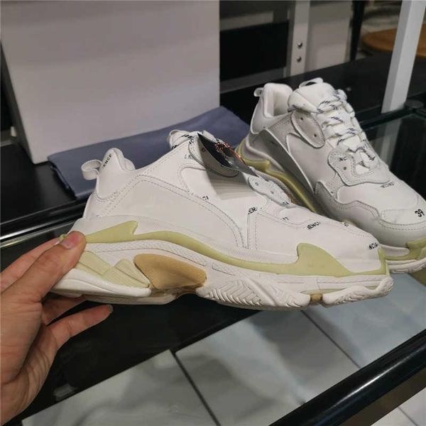 2022 luxury designer triple s dress shoes distressed mesh black red brand new sneakers runners trainers sneaker with box new track 1top
2022 luxury designer triple s dress shoes distressed mesh black red brand new sneakers runners trainers sneaker with box new track 1top