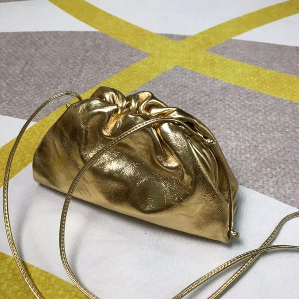evening bags 2021 gold leather lady's messenger bag with drawstring opening design which is necessary for young grls
evening bags 2021 gold leather lady's messenger bag with drawstring opening design which is necessary for young grls