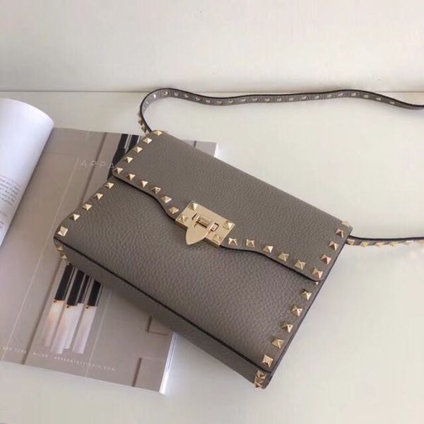 designer- fashion leather lady handbag golden handle desiigner rivet women bags gold silver red pink colors purses handbags
designer- fashion leather lady handbag golden handle desiigner rivet women bags gold silver red pink colors purses handbags