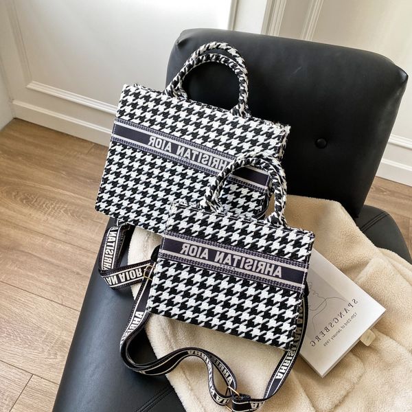 temperament black and white lattice portable women's 2021 new chain single shoulder messenger bag tote handbag
temperament black and white lattice portable women's 2021 new chain single shoulder messenger bag tote handbag