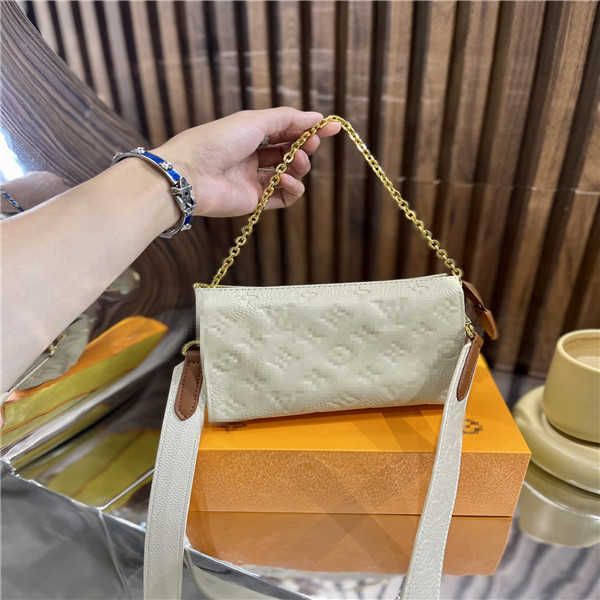 luxury brand new womens messenger bag love heart embossed lettering leather shoulder chain purse size 19cm*12cm
luxury brand new womens messenger bag love heart embossed lettering leather shoulder chain purse size 19cm*12cm