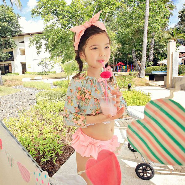 korean clothing fashion children's xiaohua girl's three piece bikini swimsuit with sleeves, White;black
korean clothing fashion children's xiaohua girl's three piece bikini swimsuit with sleeves, White;black