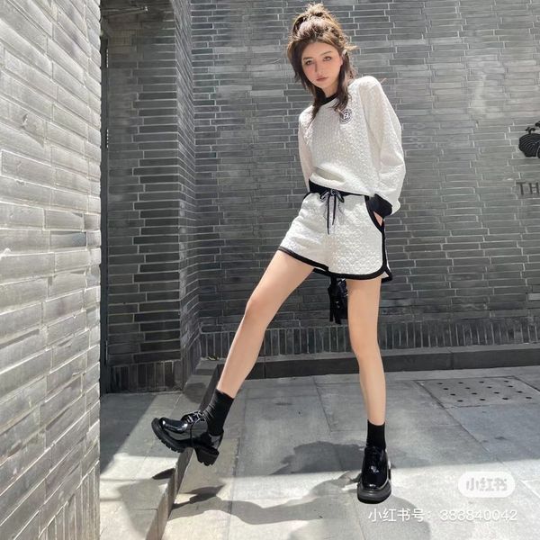 2021 autumn new unique letter pattern set long sleeve round neck sweater shorts set, White
2021 autumn new unique letter pattern set long sleeve round neck sweater shorts set, White