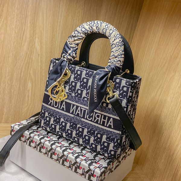 2021 spring new single shoulder bag cross carry fashion versatile advanced sense of foreign style princess
2021 spring new single shoulder bag cross carry fashion versatile advanced sense of foreign style princess