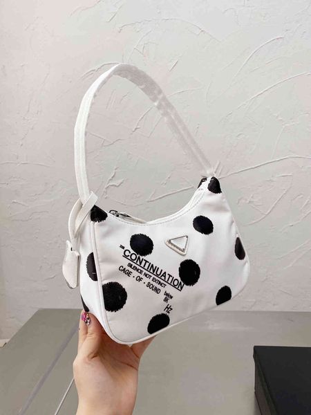 luxury handbags pu new wave point underarm bag made of hobo nylon fabric, light and comfortable, triangle label, fashionable carrying satche, Red;black
luxury handbags pu new wave point underarm bag made of hobo nylon fabric, light and comfortable, triangle label, fashionable carrying satche, Red;black